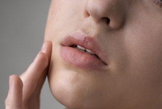 Apakah Lip Balm Bisa Memerahkan Bibir Gelap?