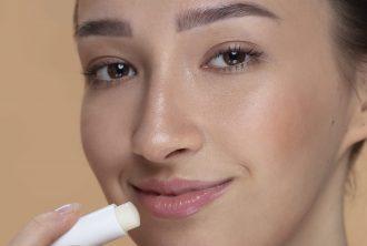 Tips Mencari Lip Balm untuk Bibir Hitam dan Kering